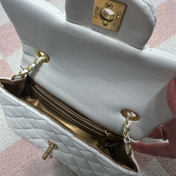 CHANEL White Quilted Bag with Gold Chain - Picture 5 of 6